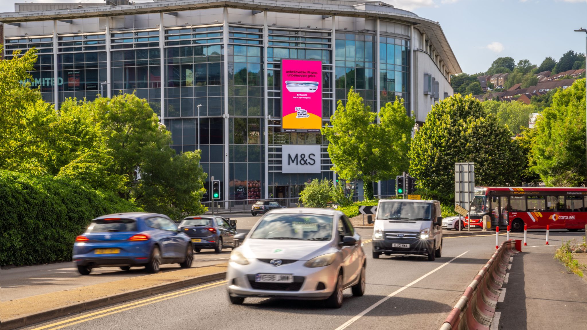 GiffGaff-The-High-Wycombe-Screen-MediaCo-OOH-June-2026-2-2048x1152